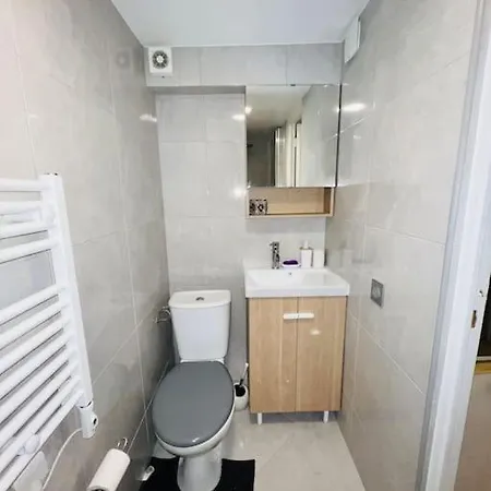 Appartamento Superbe Avec Entrée Et Jardin Privés